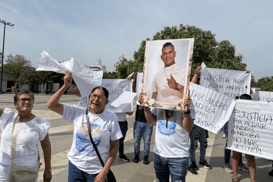 “Me mataron a mi hijo, exijo justicia, no merecía morir así”: madre de joven prestamista asesinado en Valledupar lideró plantón exigiendo celeridad en el caso